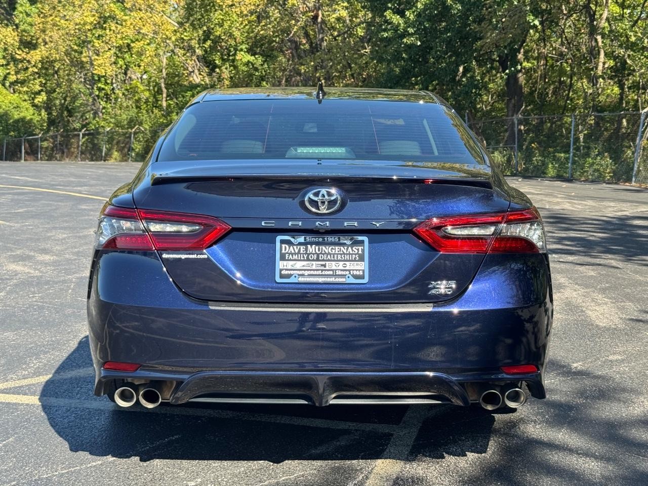 Toyota Camry Vehicle Full-screen Gallery Image 05