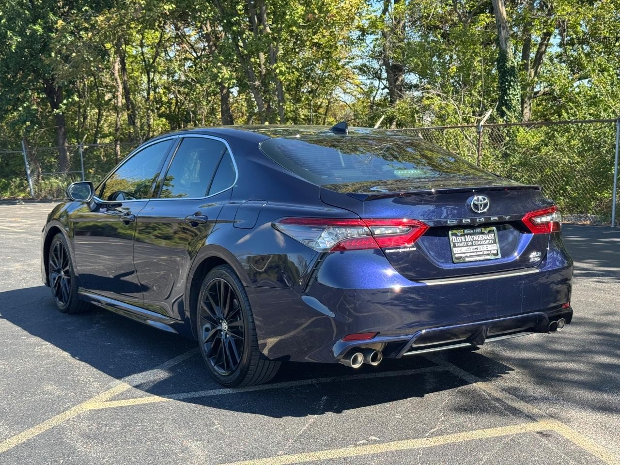 Toyota Camry Vehicle Full-screen Gallery Image 06