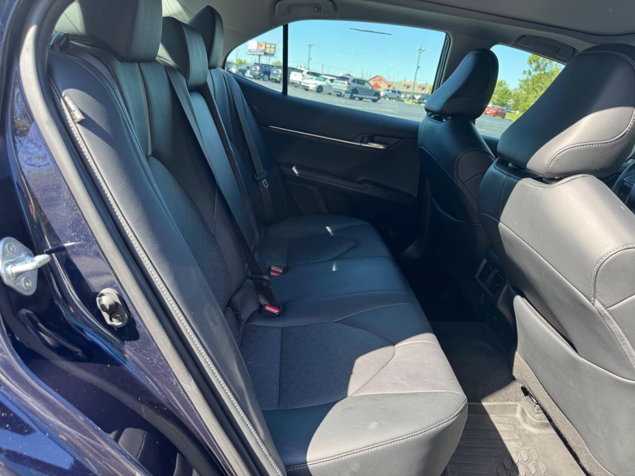 Toyota Camry Vehicle Full-screen Gallery Image 10