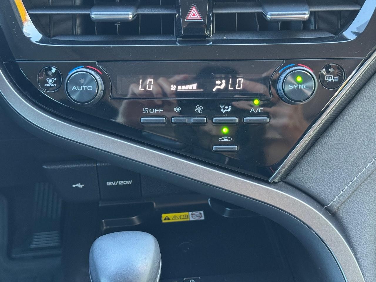 Toyota Camry Vehicle Full-screen Gallery Image 14