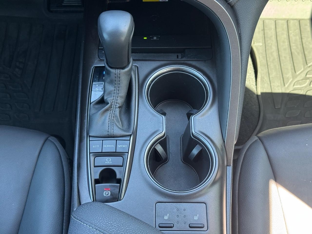 Toyota Camry Vehicle Full-screen Gallery Image 15