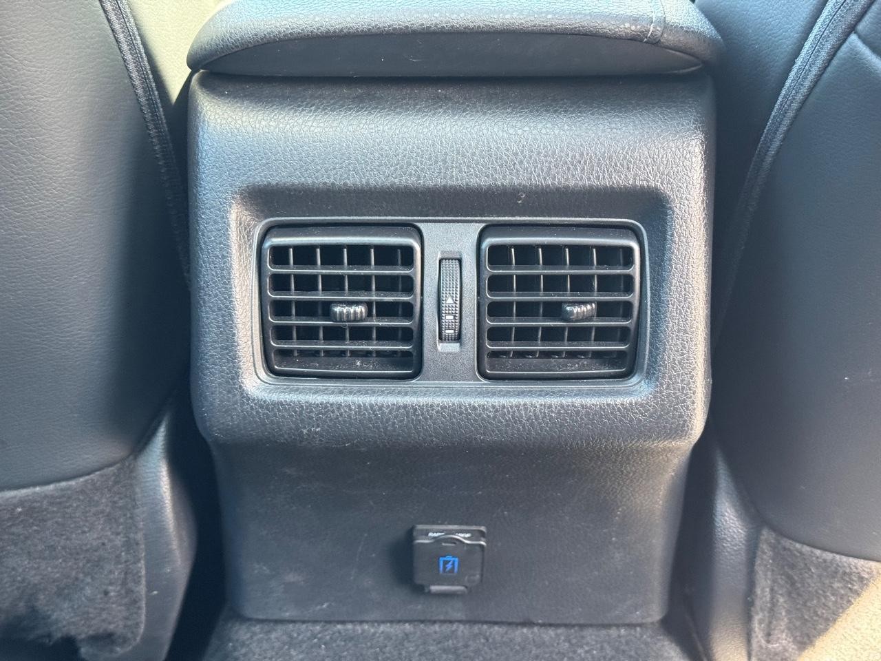 Toyota Camry Vehicle Full-screen Gallery Image 16