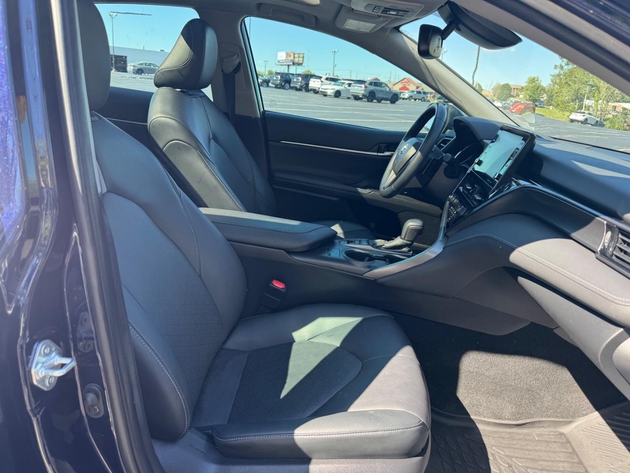 Toyota Camry Vehicle Full-screen Gallery Image 17