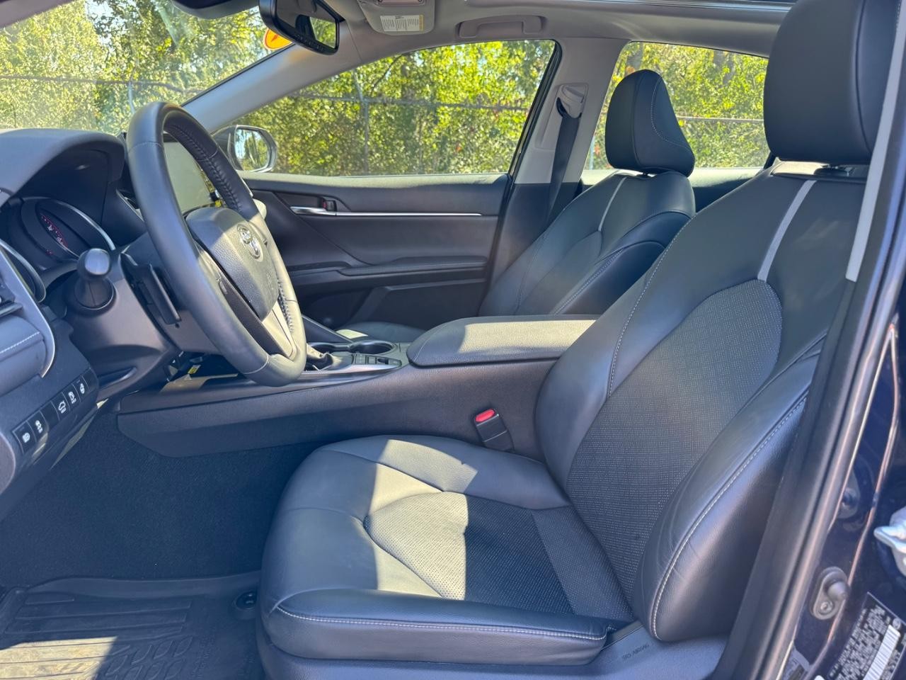 Toyota Camry Vehicle Full-screen Gallery Image 18