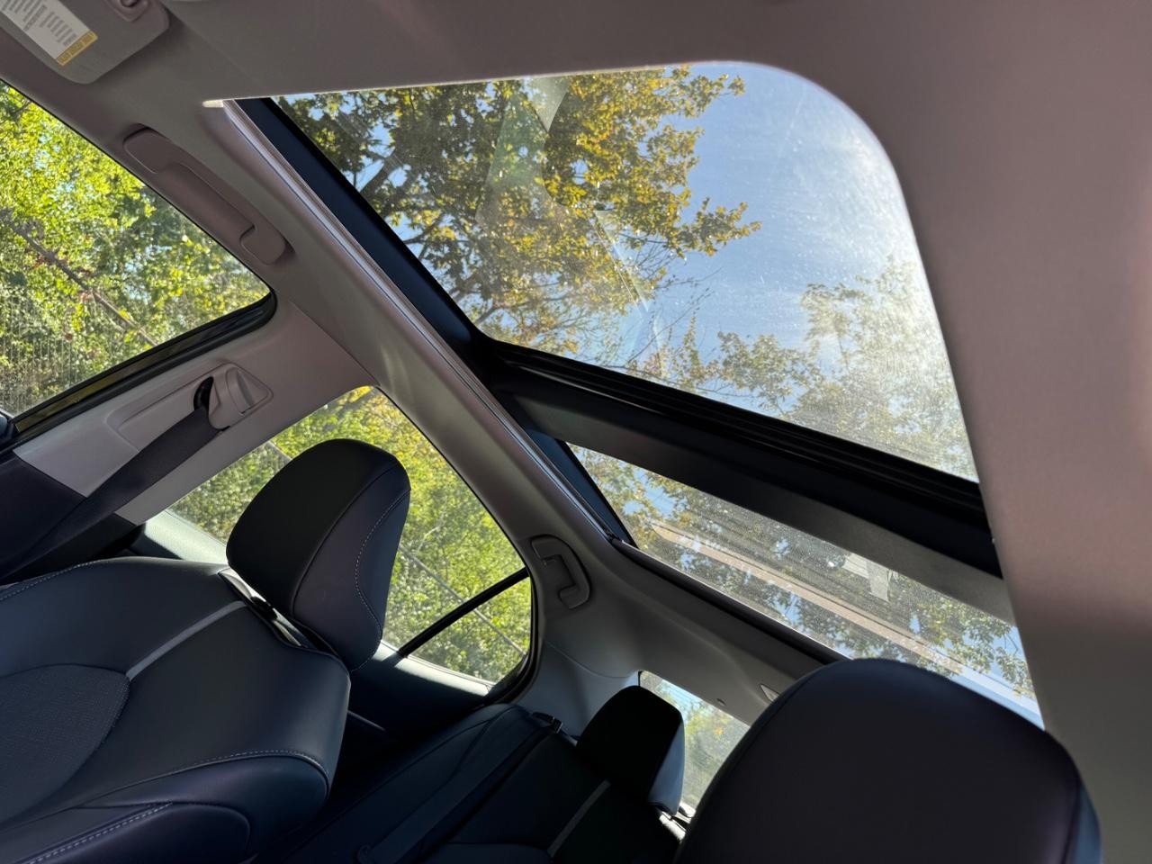 Toyota Camry Vehicle Full-screen Gallery Image 19