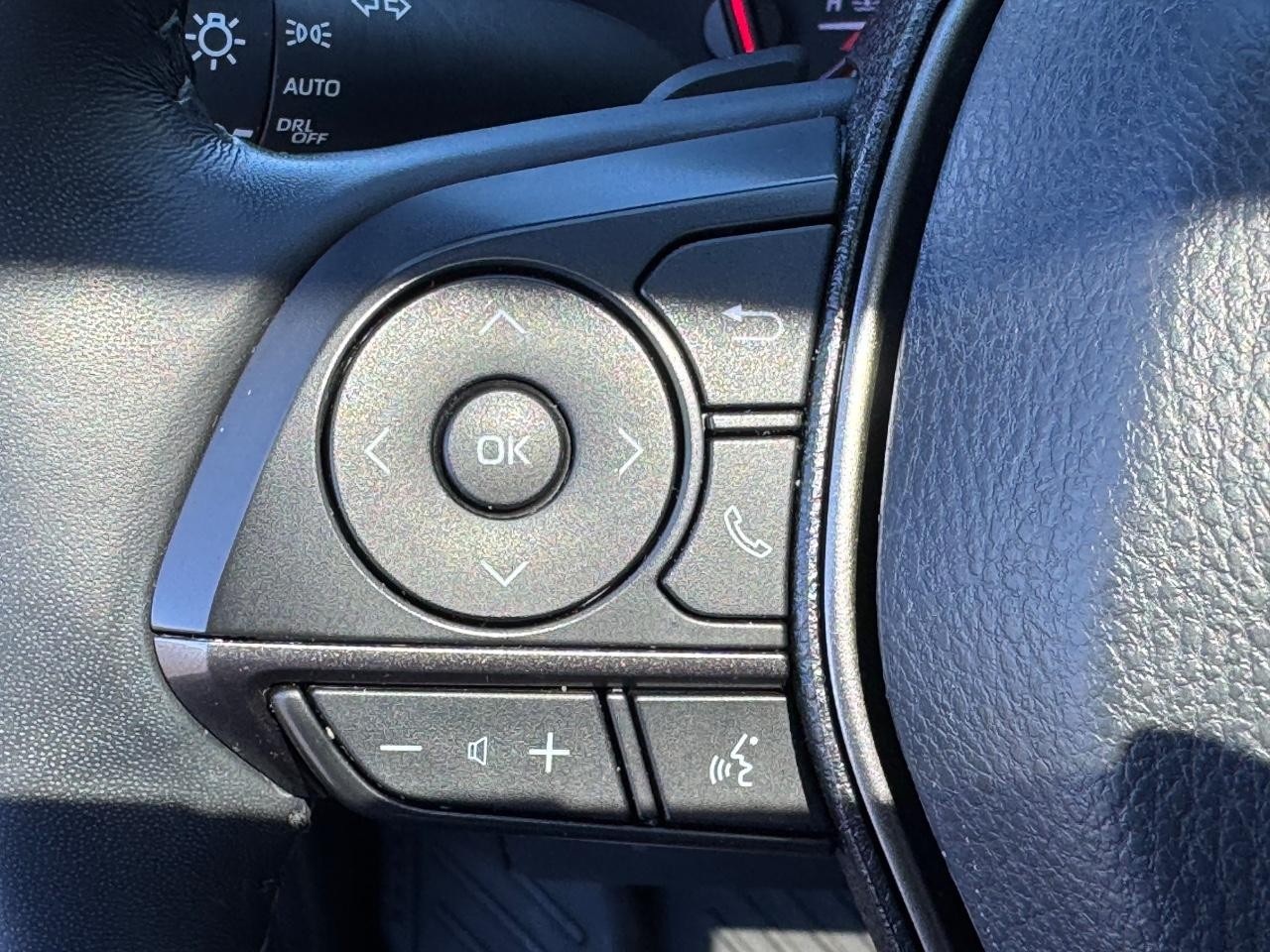 Toyota Camry Vehicle Full-screen Gallery Image 21