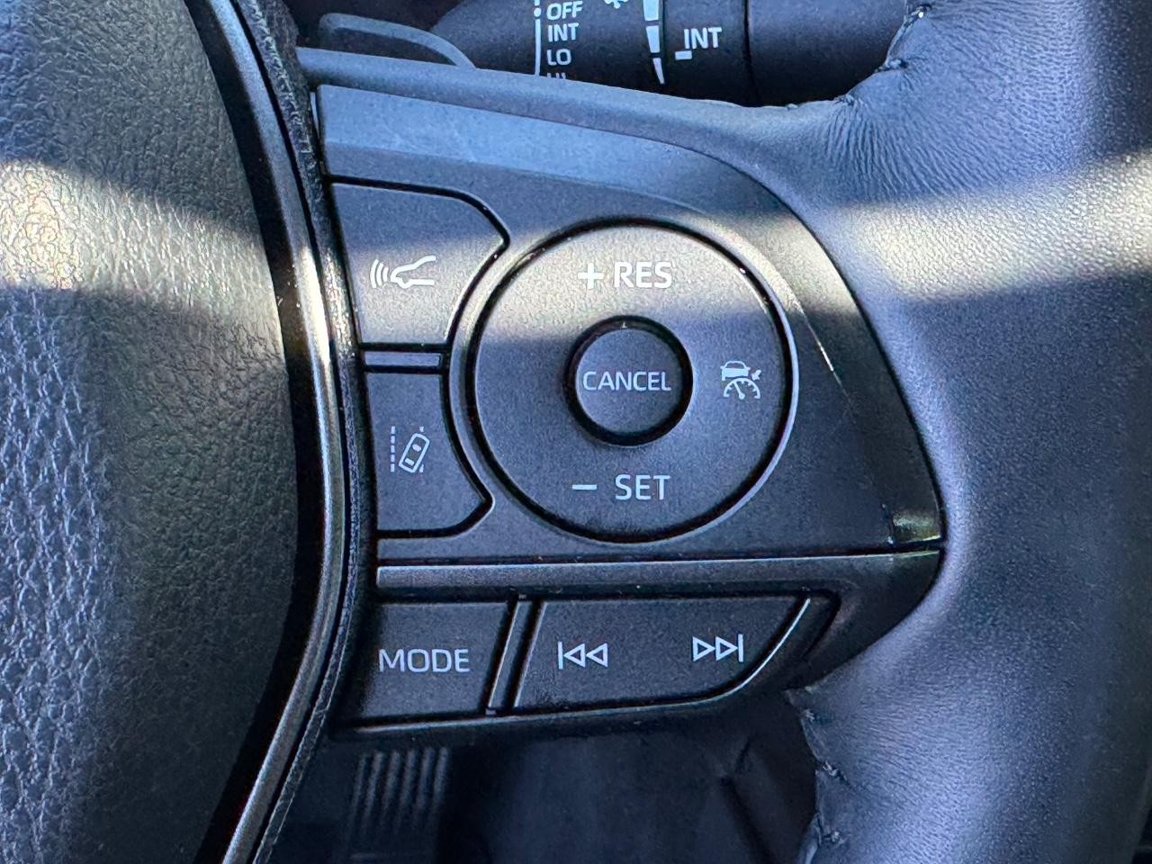 Toyota Camry Vehicle Full-screen Gallery Image 22