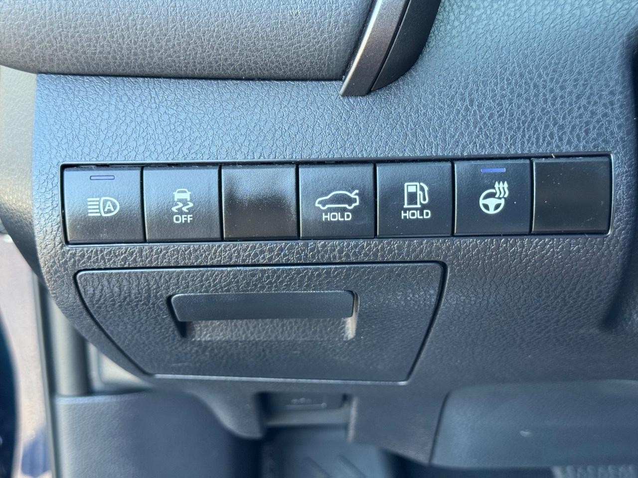 Toyota Camry Vehicle Full-screen Gallery Image 23