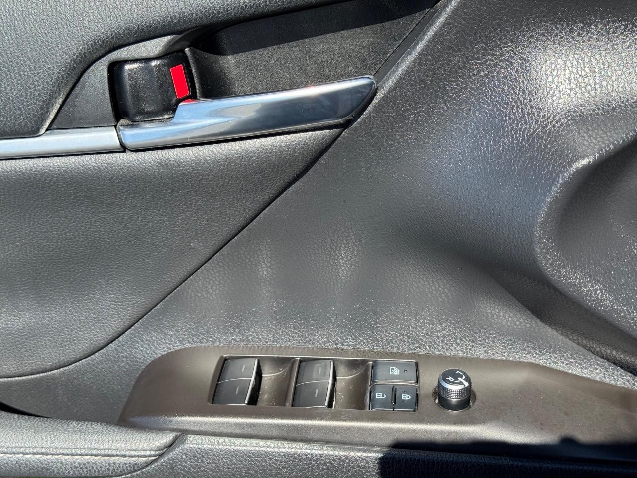 Toyota Camry Vehicle Full-screen Gallery Image 25