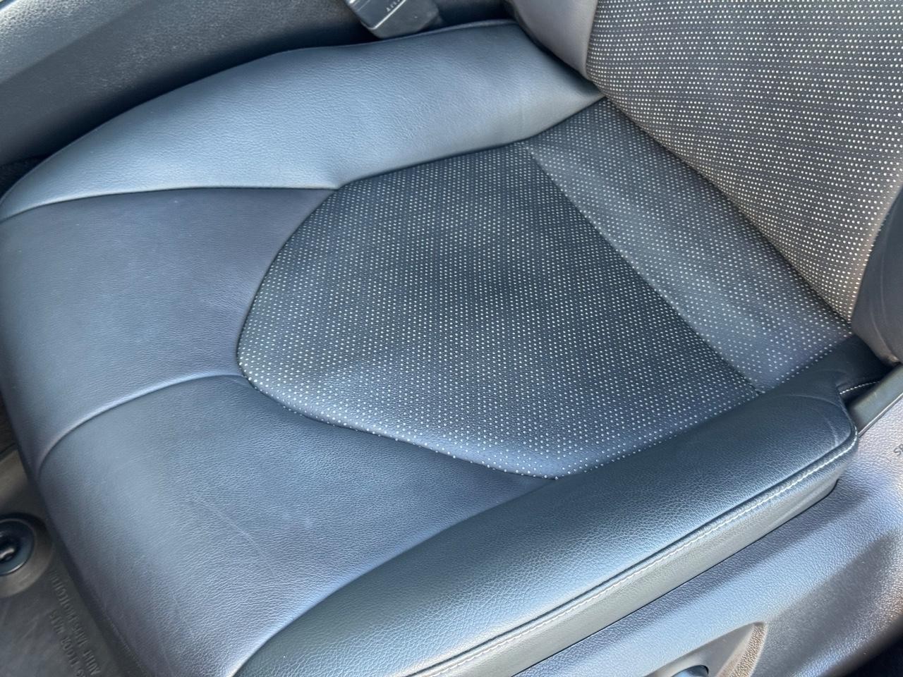 Toyota Camry Vehicle Full-screen Gallery Image 26