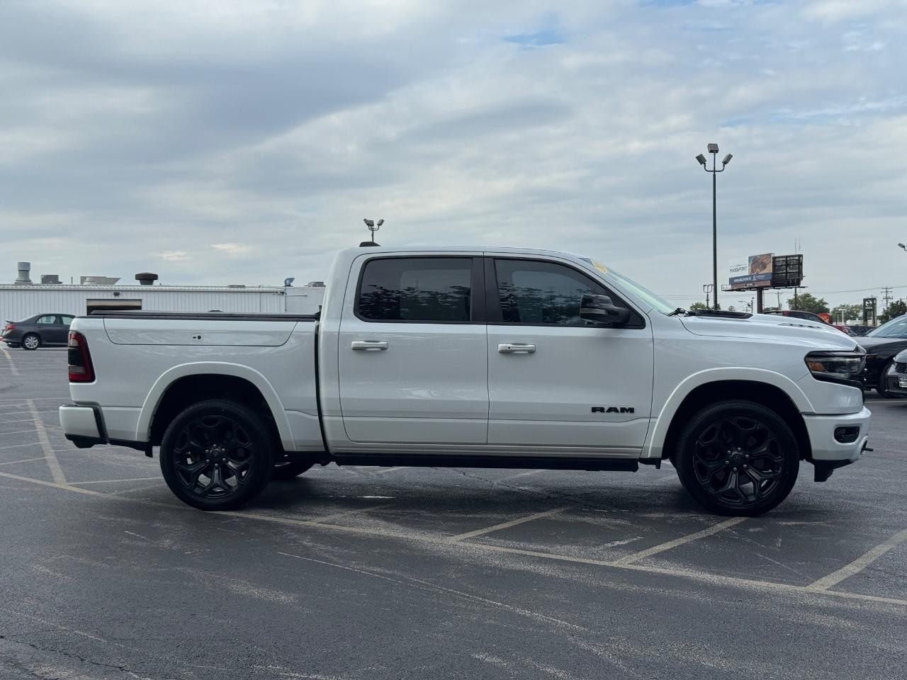 Ram 1500 Vehicle Full-screen Gallery Image 02