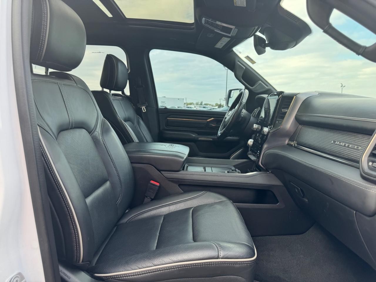 Ram 1500 Vehicle Full-screen Gallery Image 17