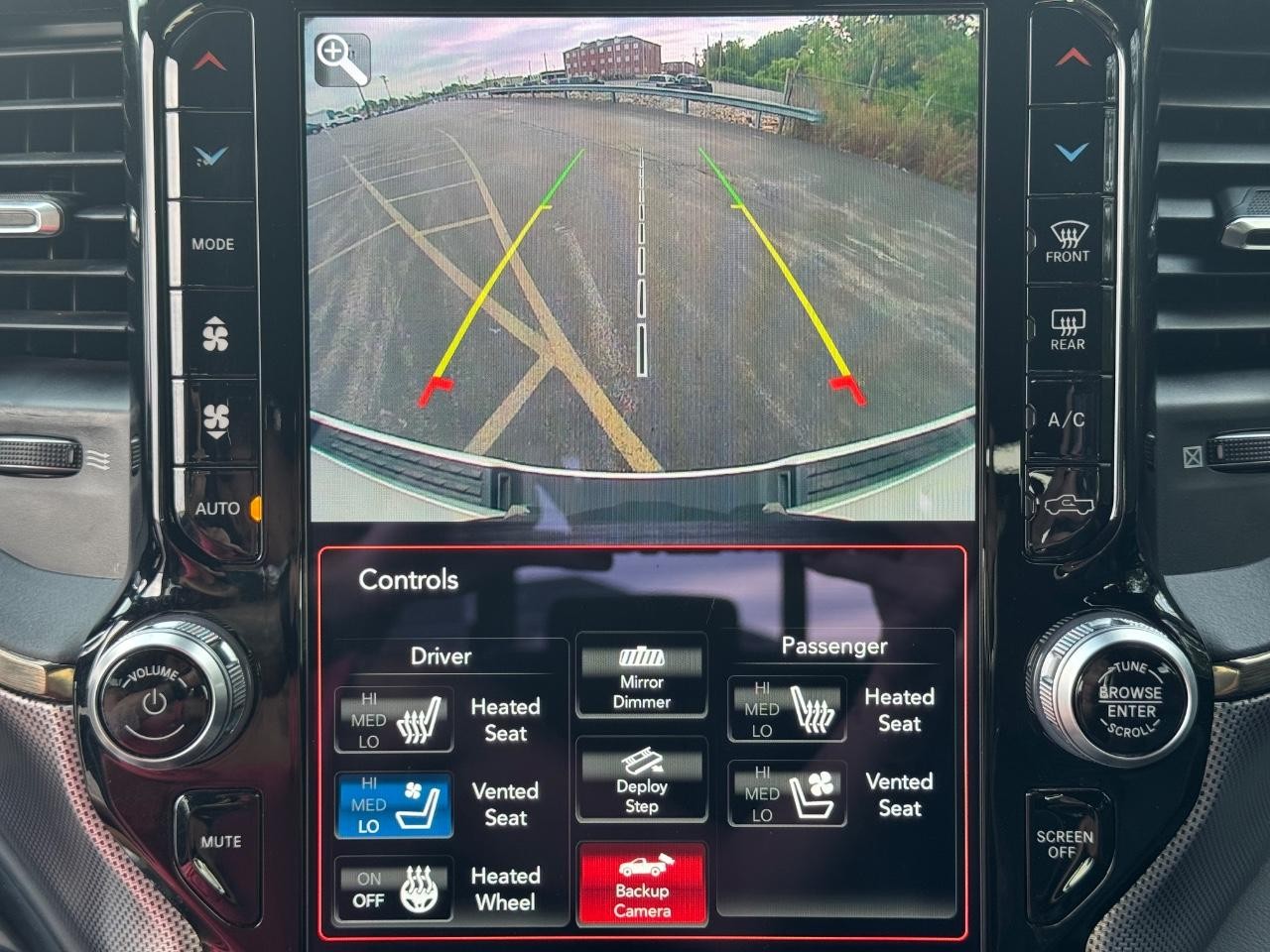 Ram 1500 Vehicle Full-screen Gallery Image 24