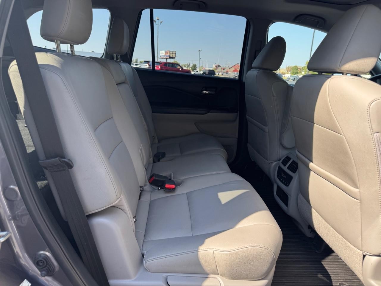 Honda Pilot Vehicle Full-screen Gallery Image 10