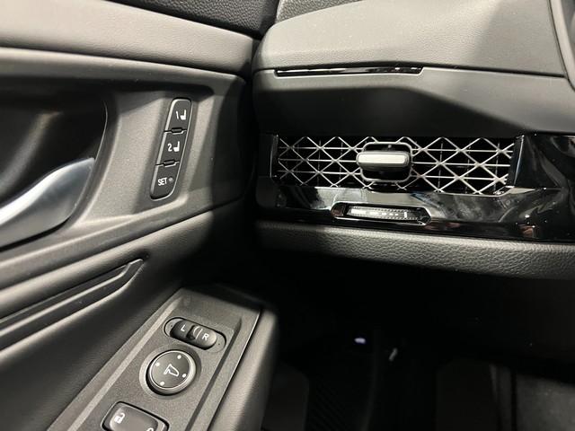 Honda Accord Hybrid Vehicle Full-screen Gallery Image 18