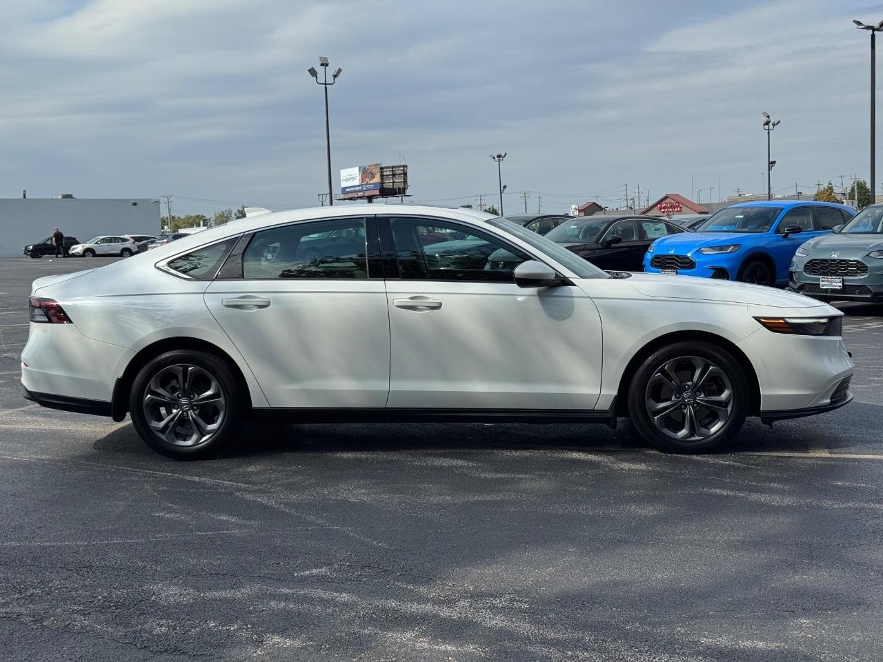 Honda Accord Sedan Vehicle Full-screen Gallery Image 02