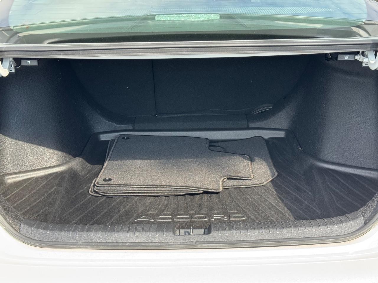 Honda Accord Sedan Vehicle Full-screen Gallery Image 04