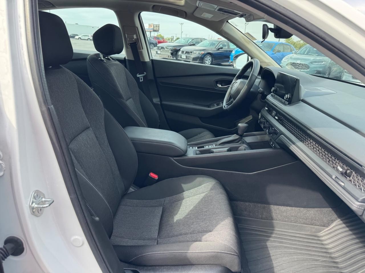 Honda Accord Sedan Vehicle Full-screen Gallery Image 16