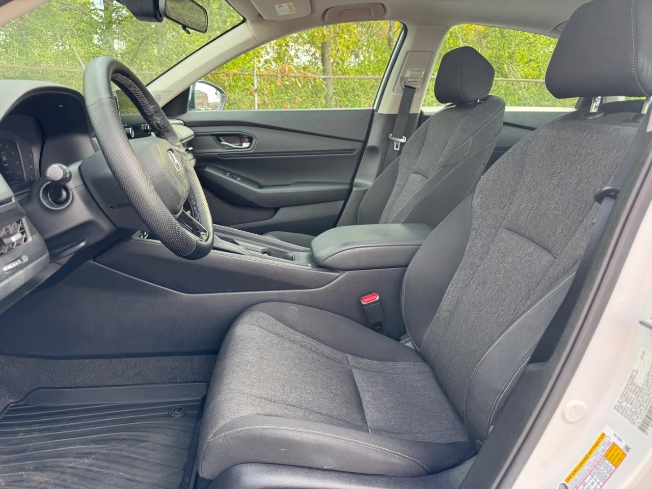 Honda Accord Sedan Vehicle Full-screen Gallery Image 17