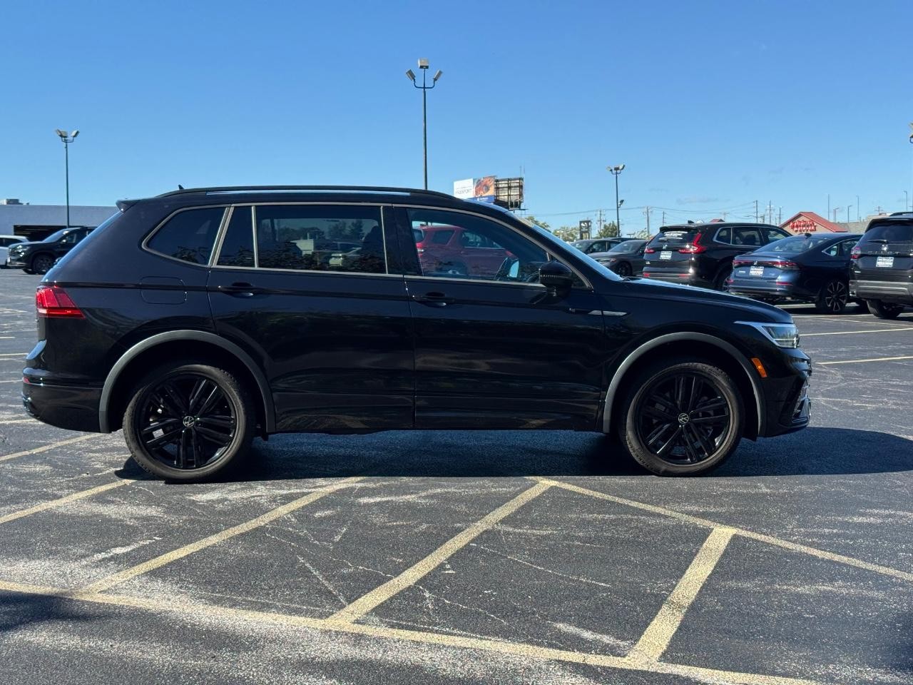 Volkswagen Tiguan Vehicle Full-screen Gallery Image 02