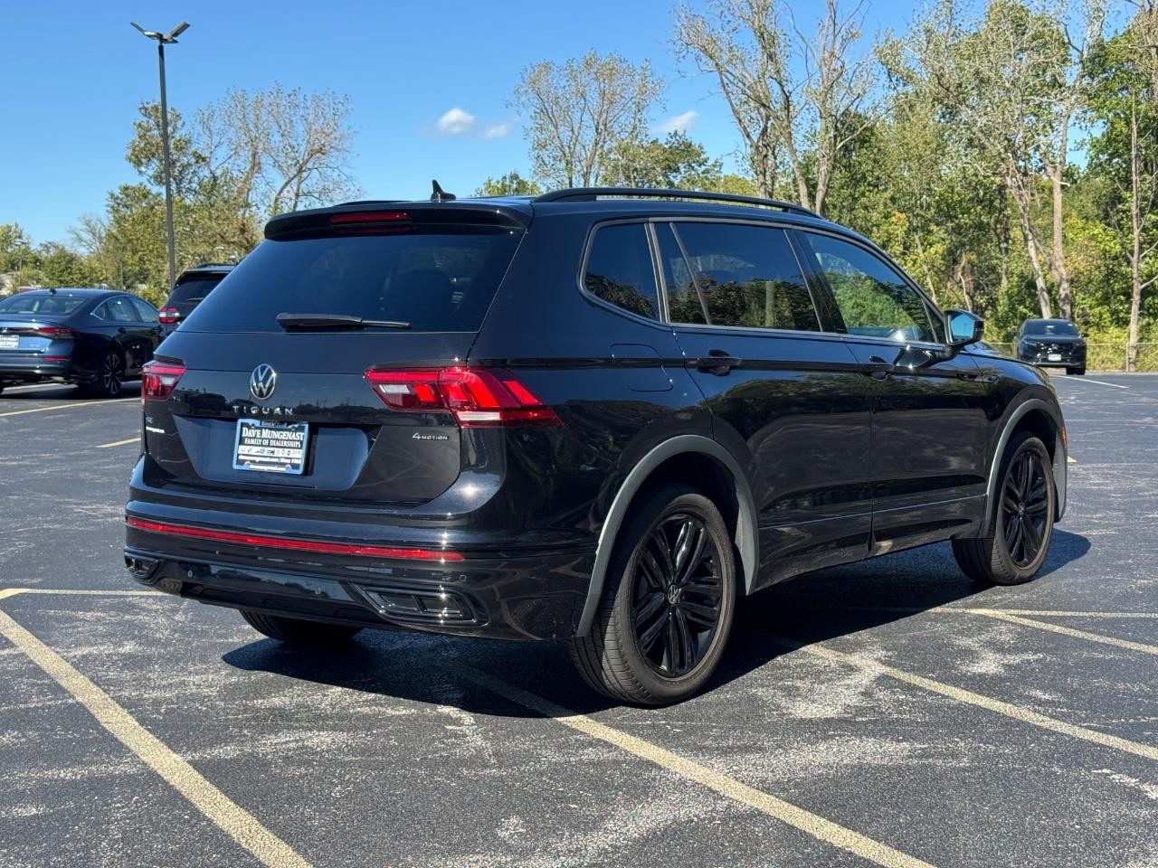 Volkswagen Tiguan Vehicle Full-screen Gallery Image 03