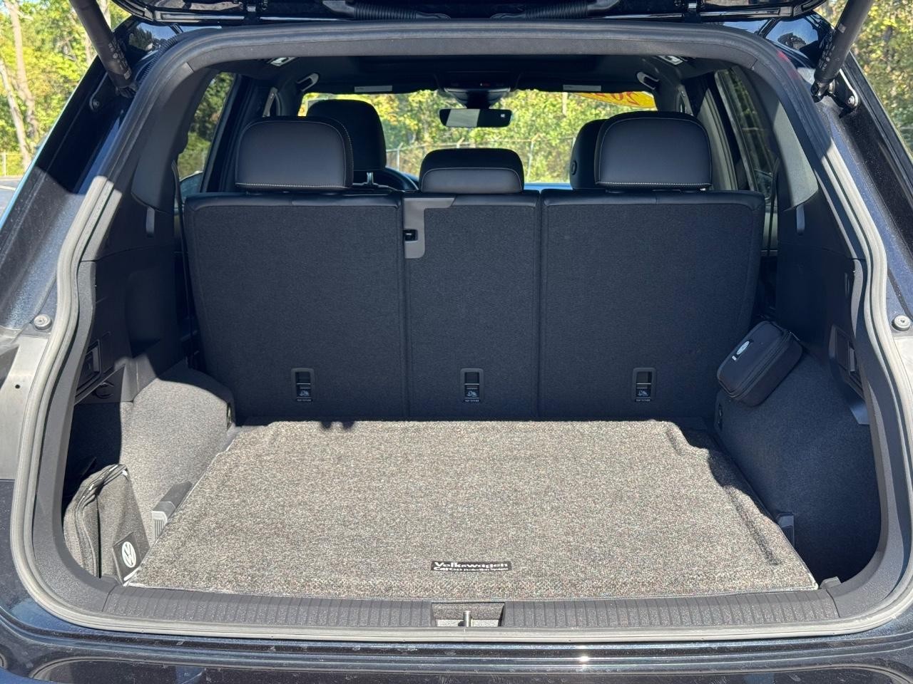 Volkswagen Tiguan Vehicle Full-screen Gallery Image 04