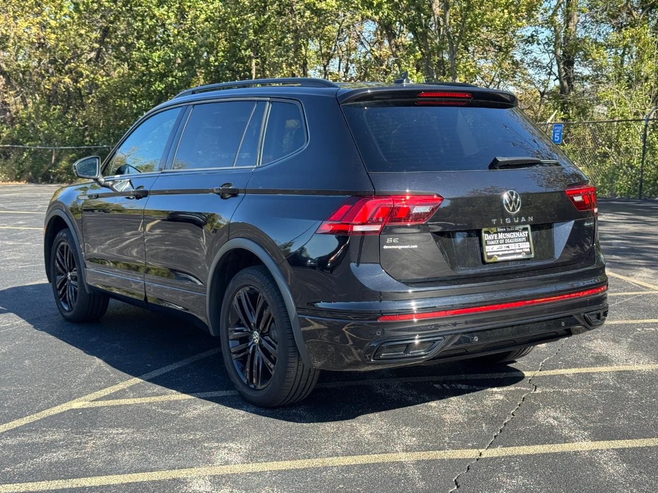 Volkswagen Tiguan Vehicle Full-screen Gallery Image 06