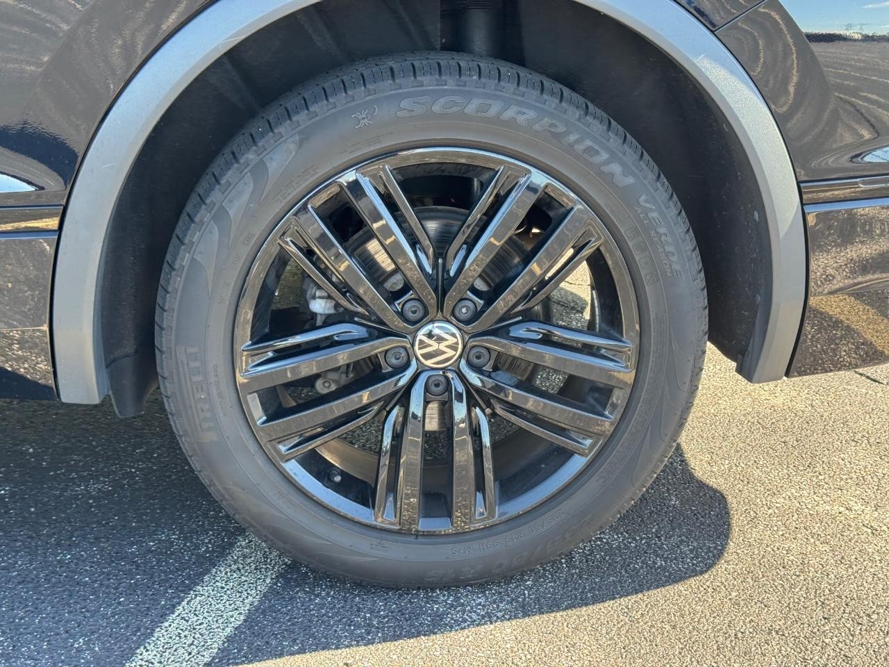 Volkswagen Tiguan Vehicle Full-screen Gallery Image 07