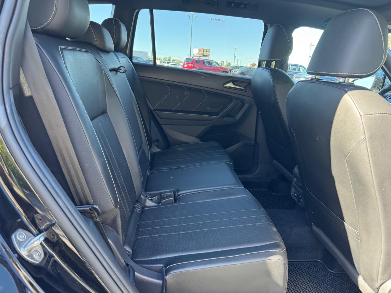 Volkswagen Tiguan Vehicle Full-screen Gallery Image 10