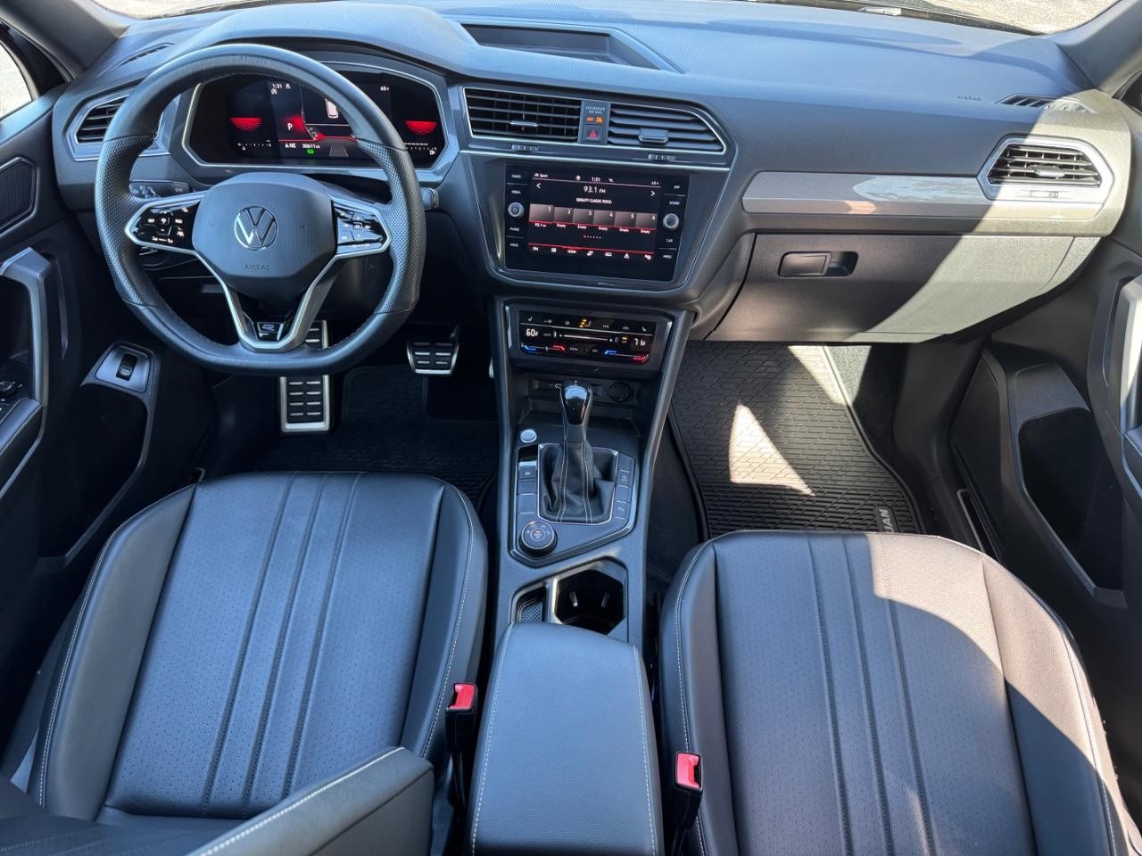 Volkswagen Tiguan Vehicle Full-screen Gallery Image 11