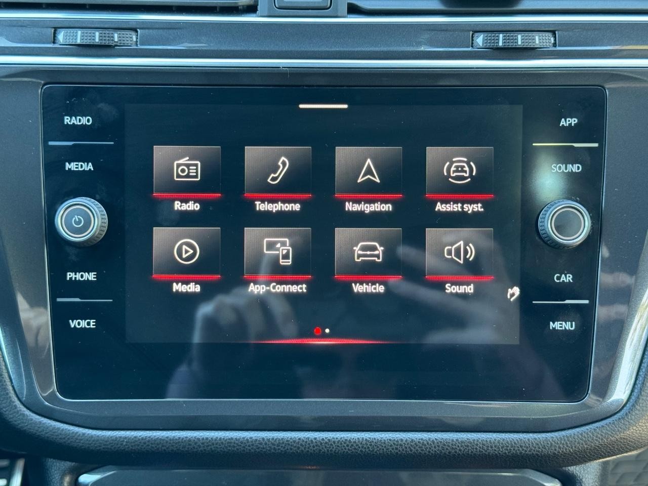 Volkswagen Tiguan Vehicle Full-screen Gallery Image 13