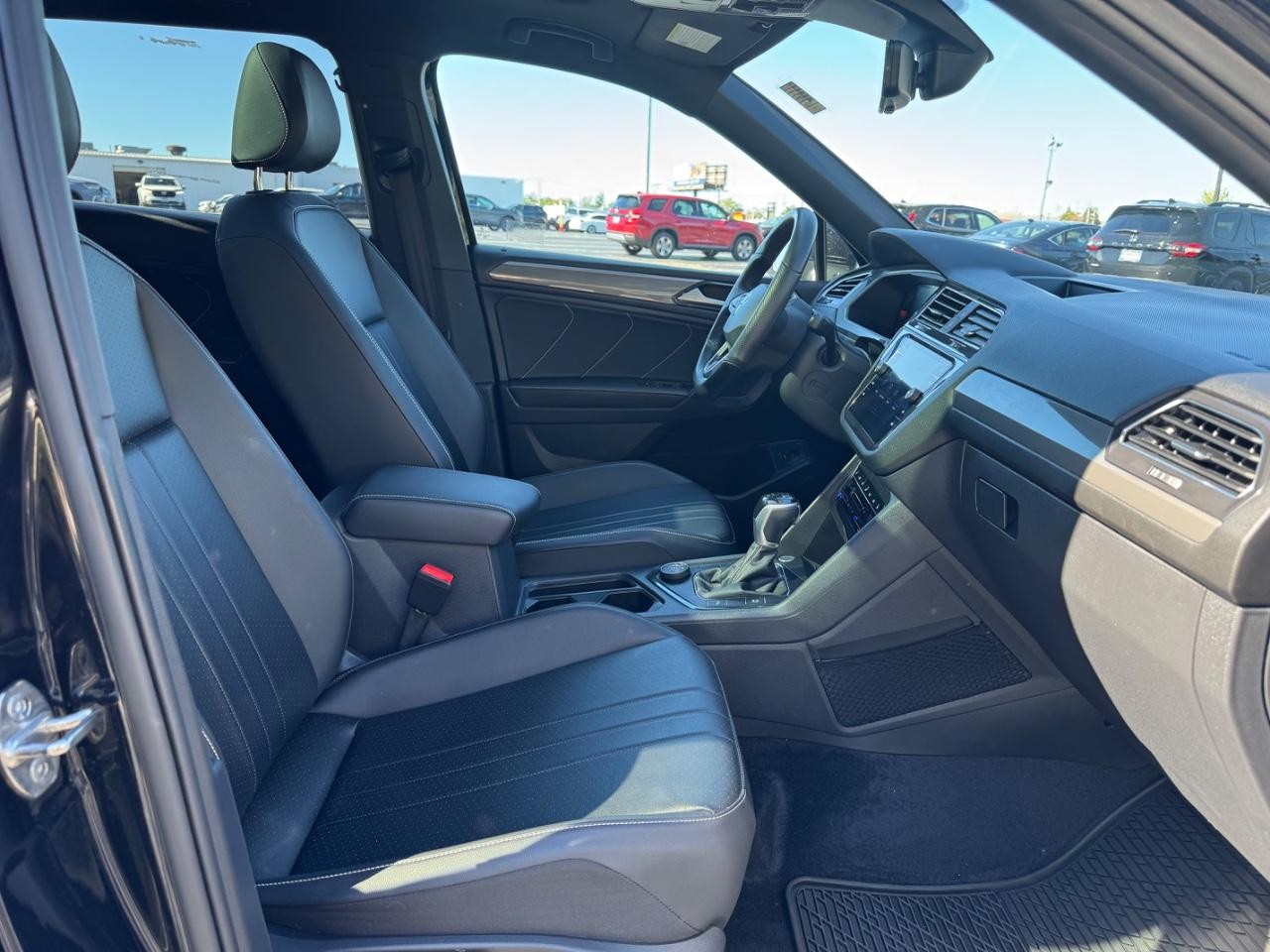 Volkswagen Tiguan Vehicle Full-screen Gallery Image 17