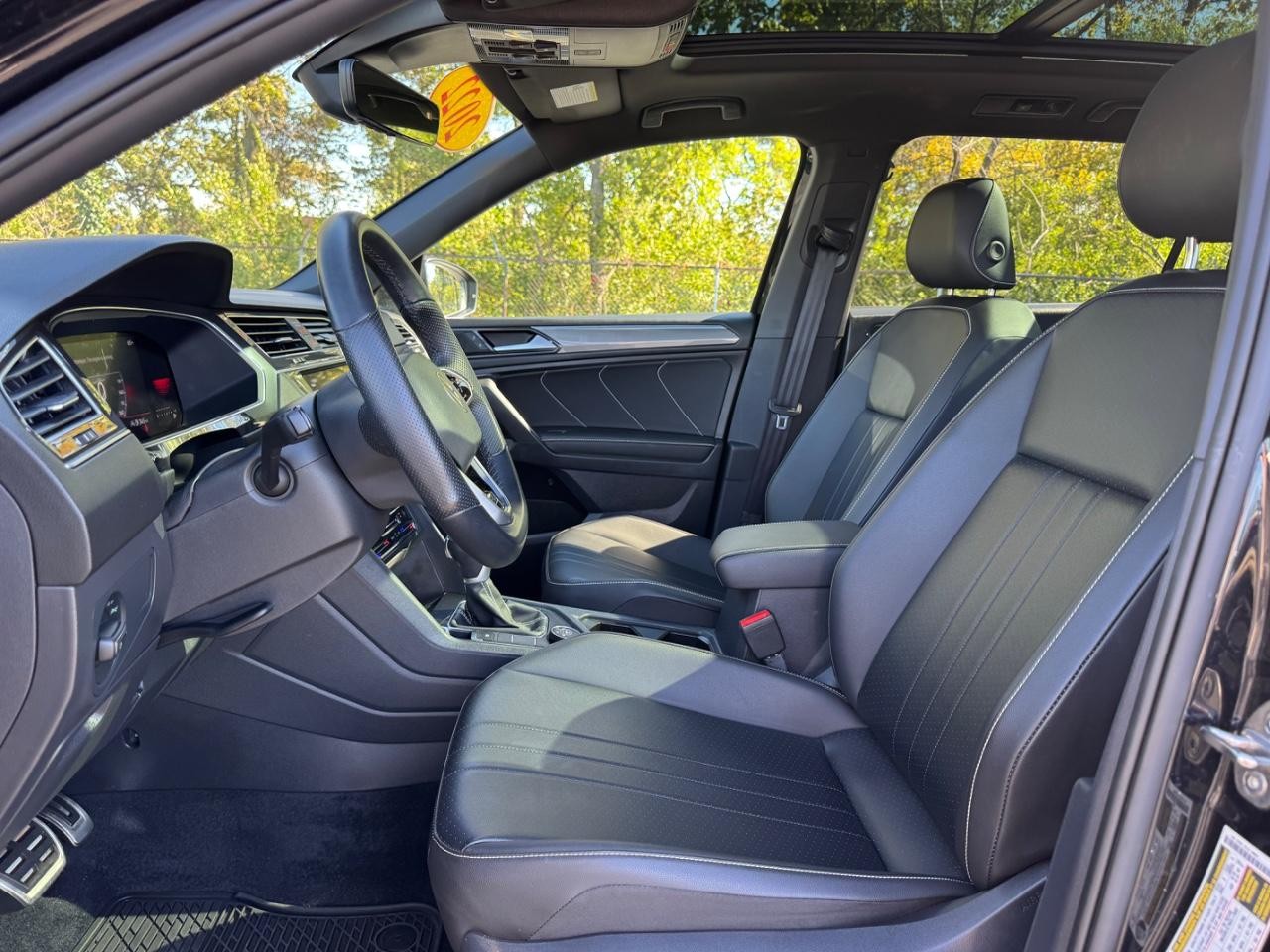 Volkswagen Tiguan Vehicle Full-screen Gallery Image 18