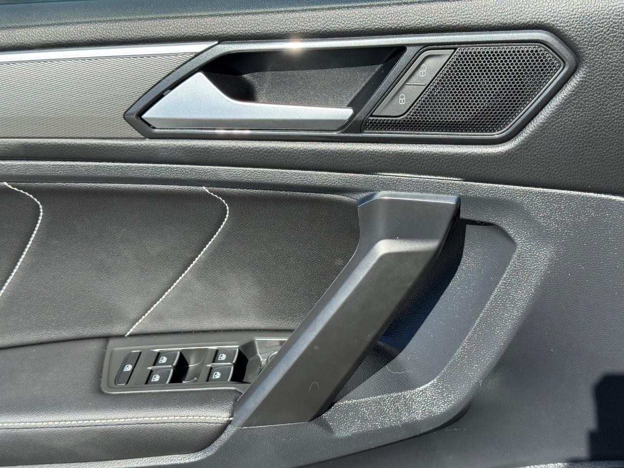 Volkswagen Tiguan Vehicle Full-screen Gallery Image 25