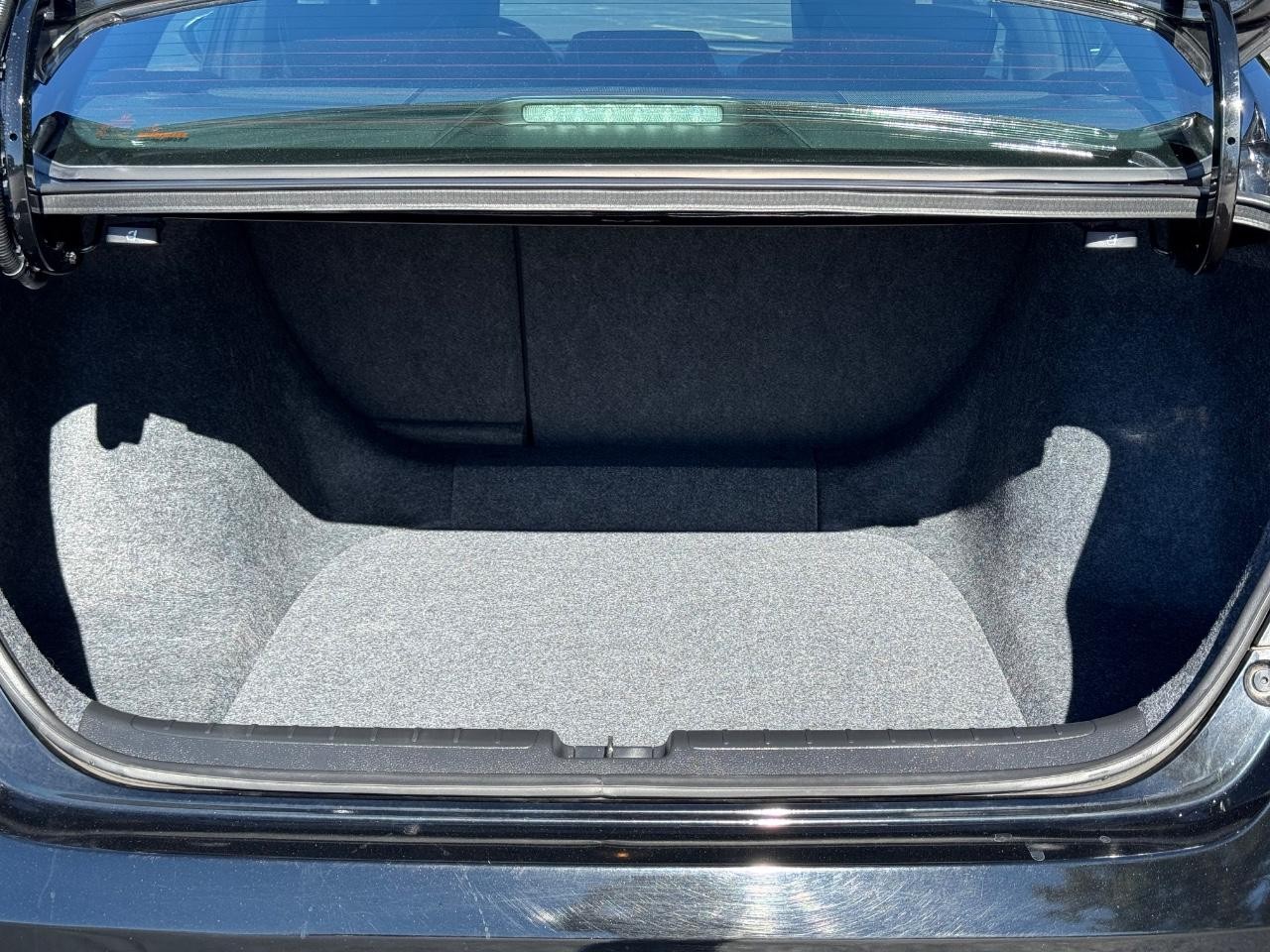 Honda Accord Sedan Vehicle Full-screen Gallery Image 04