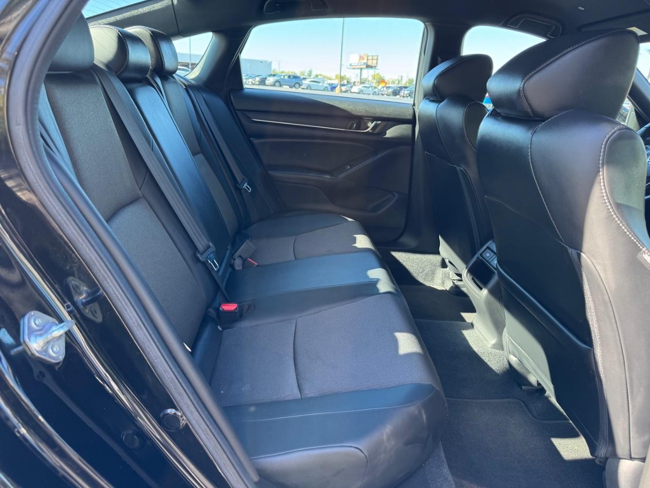 Honda Accord Sedan Vehicle Full-screen Gallery Image 10