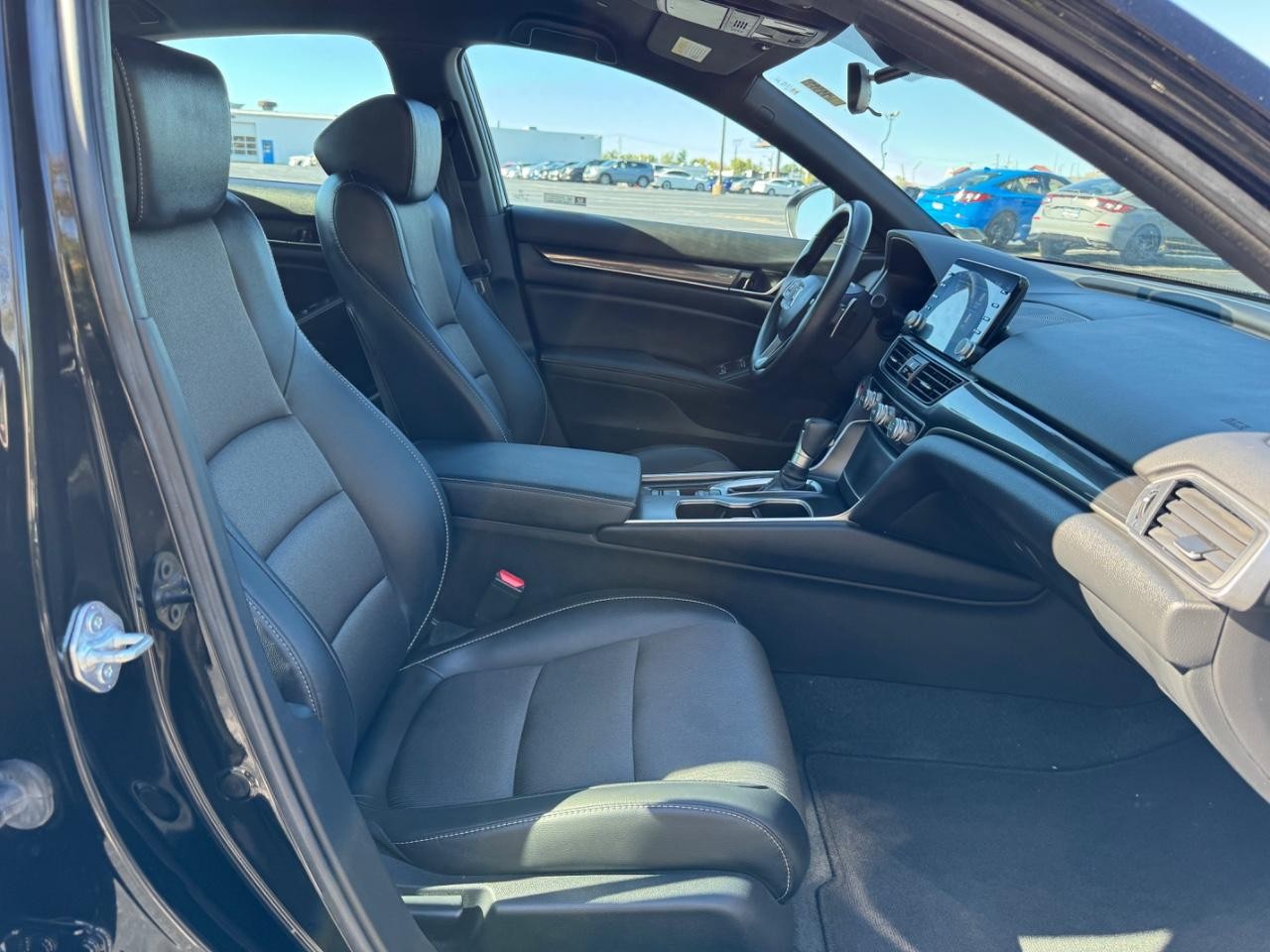 Honda Accord Sedan Vehicle Full-screen Gallery Image 17