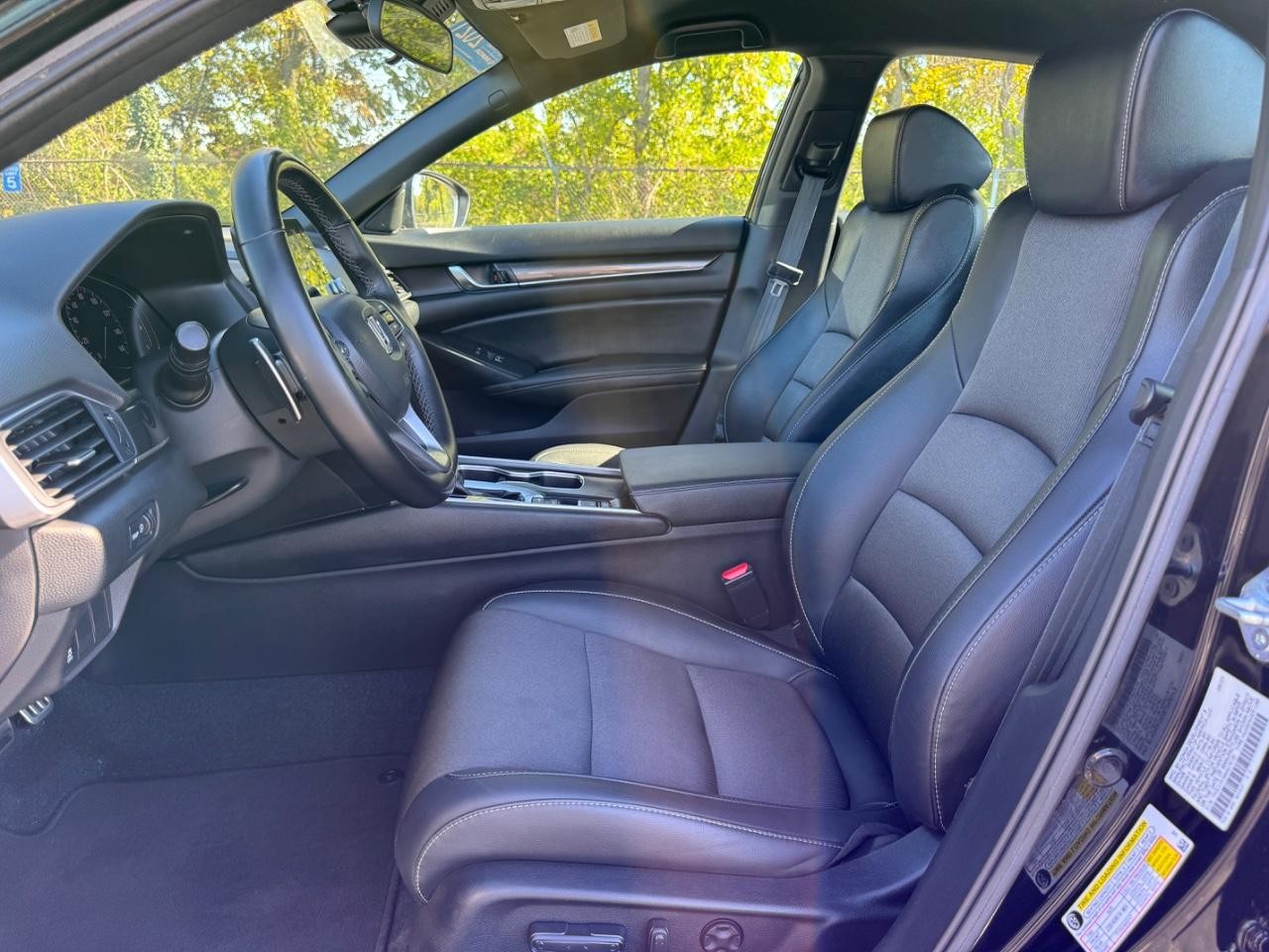 Honda Accord Sedan Vehicle Full-screen Gallery Image 18