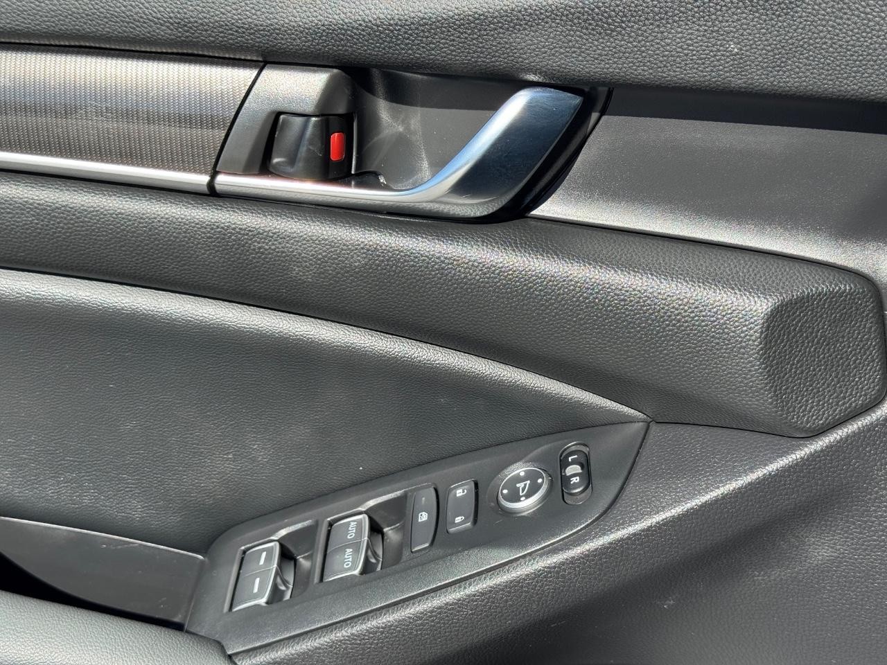 Honda Accord Sedan Vehicle Full-screen Gallery Image 24