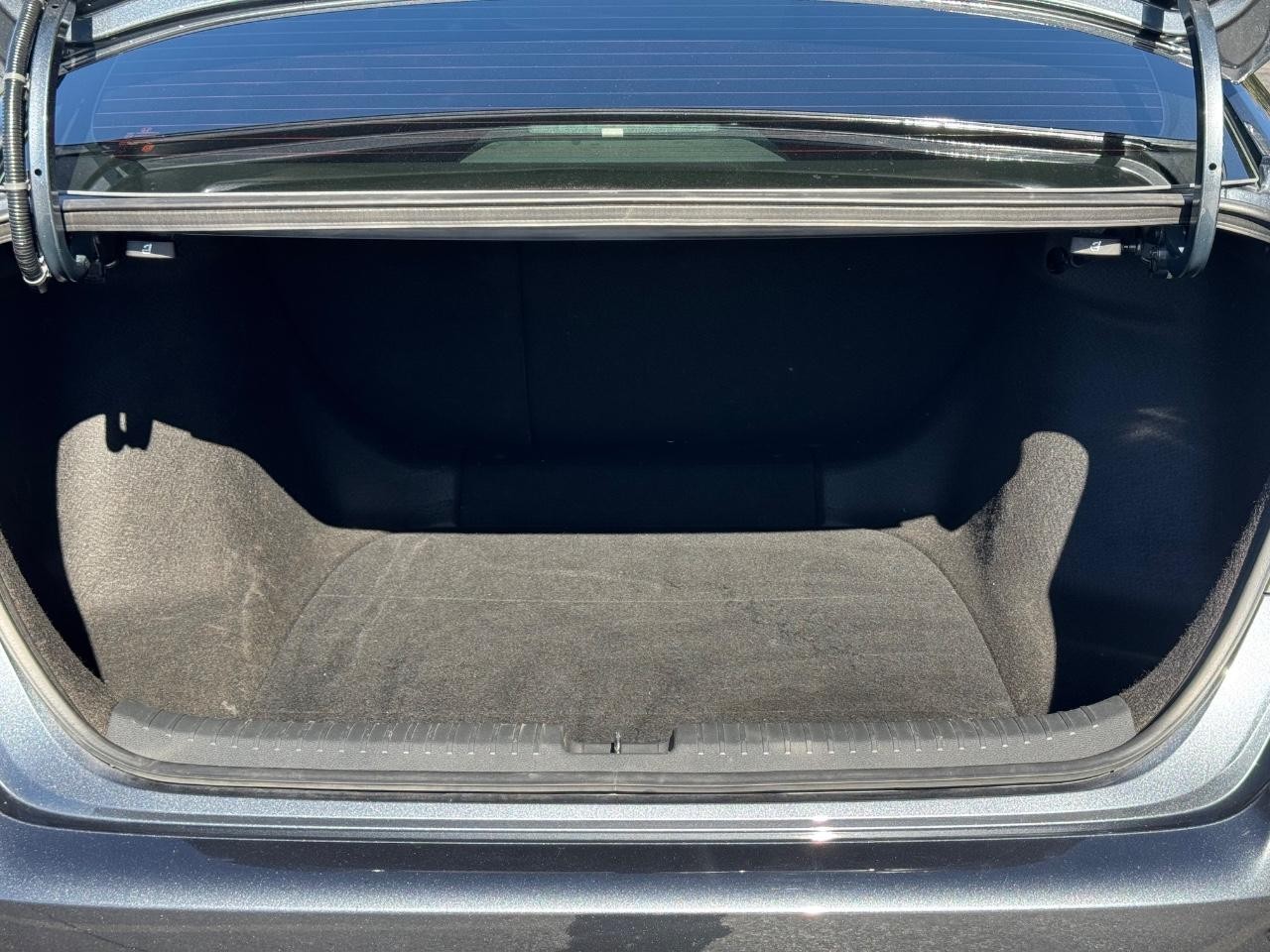 Honda Accord Sedan Vehicle Full-screen Gallery Image 04