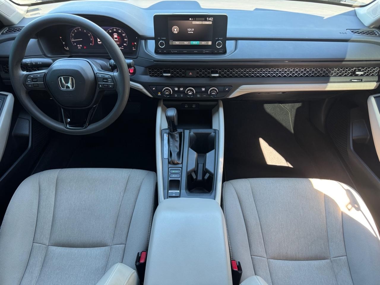 Honda Accord Sedan Vehicle Full-screen Gallery Image 11