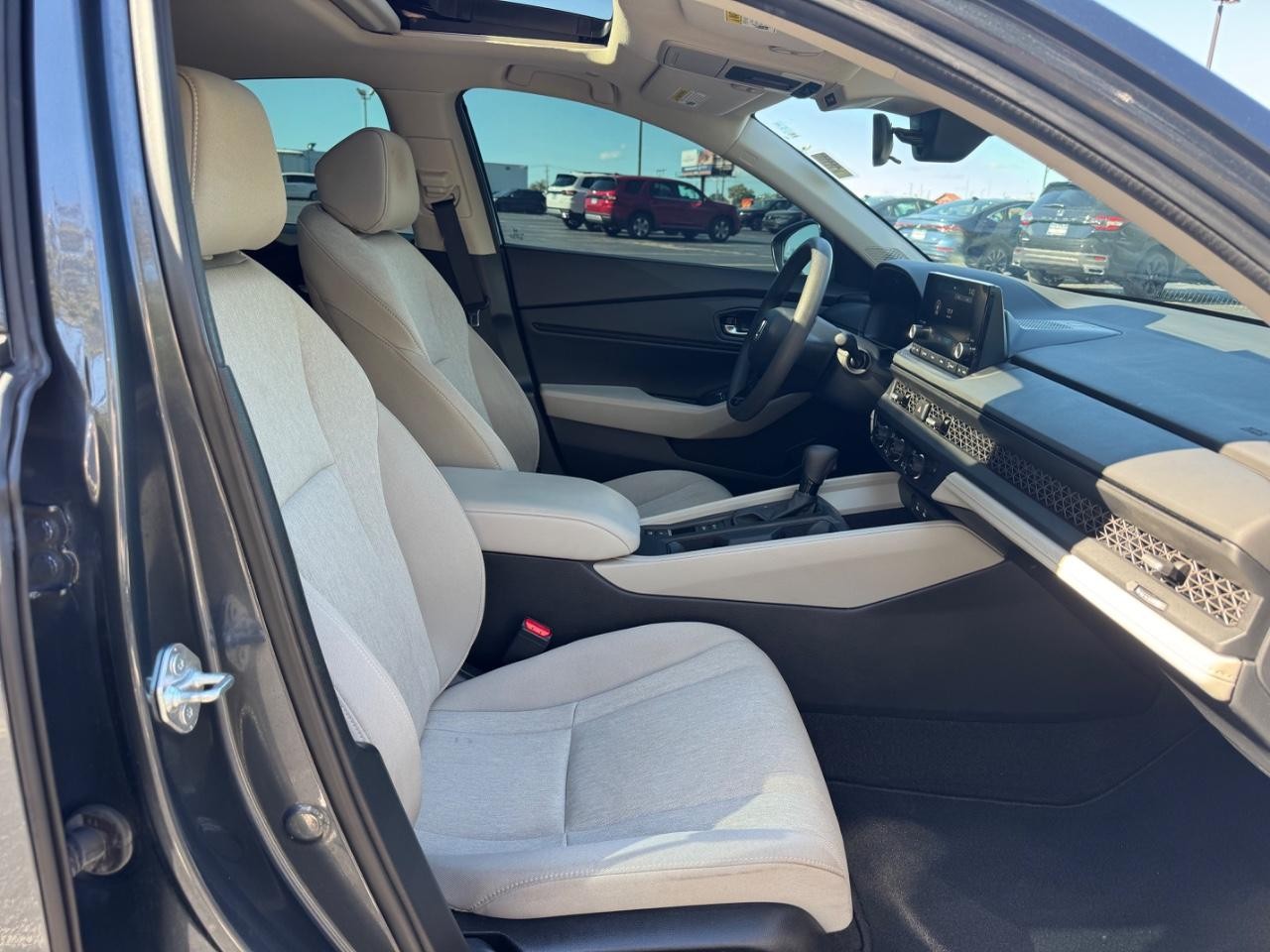 Honda Accord Sedan Vehicle Full-screen Gallery Image 16