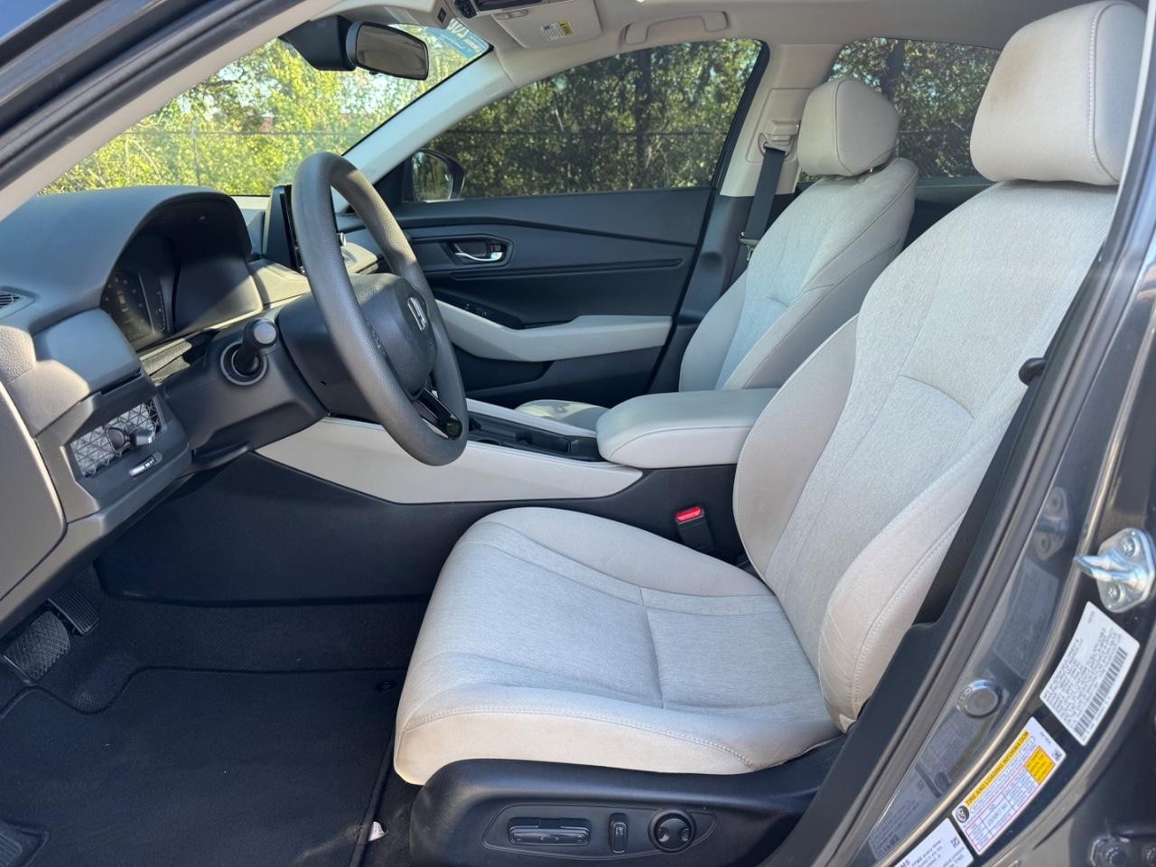 Honda Accord Sedan Vehicle Full-screen Gallery Image 17