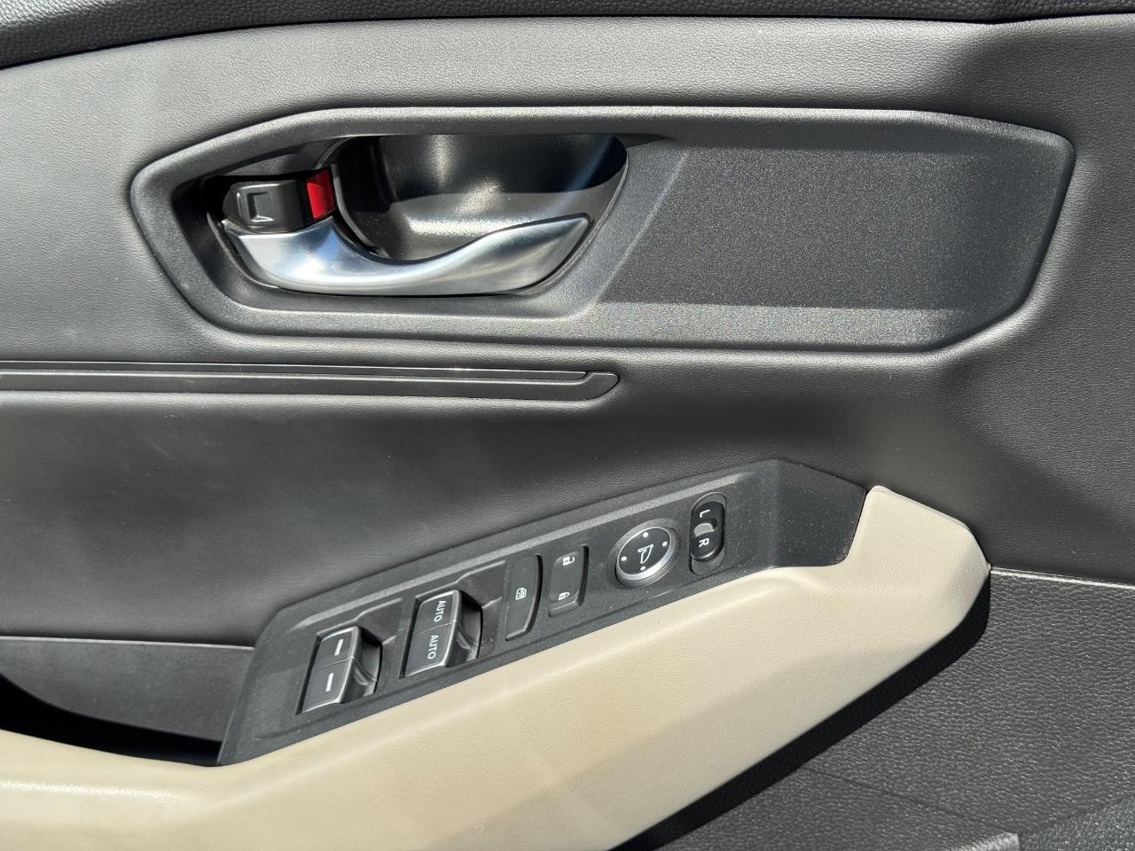 Honda Accord Sedan Vehicle Full-screen Gallery Image 23