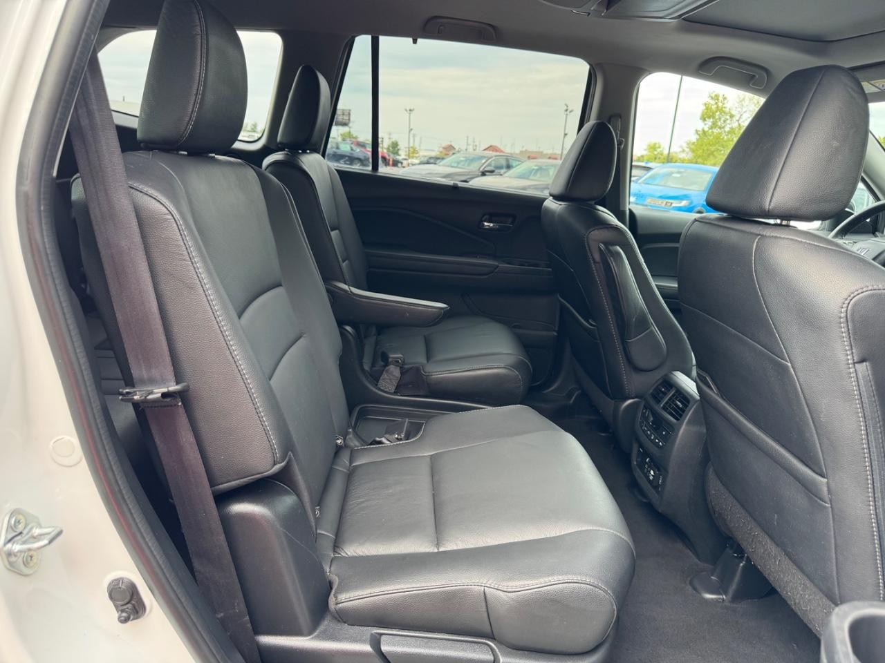 Honda Pilot Vehicle Full-screen Gallery Image 10