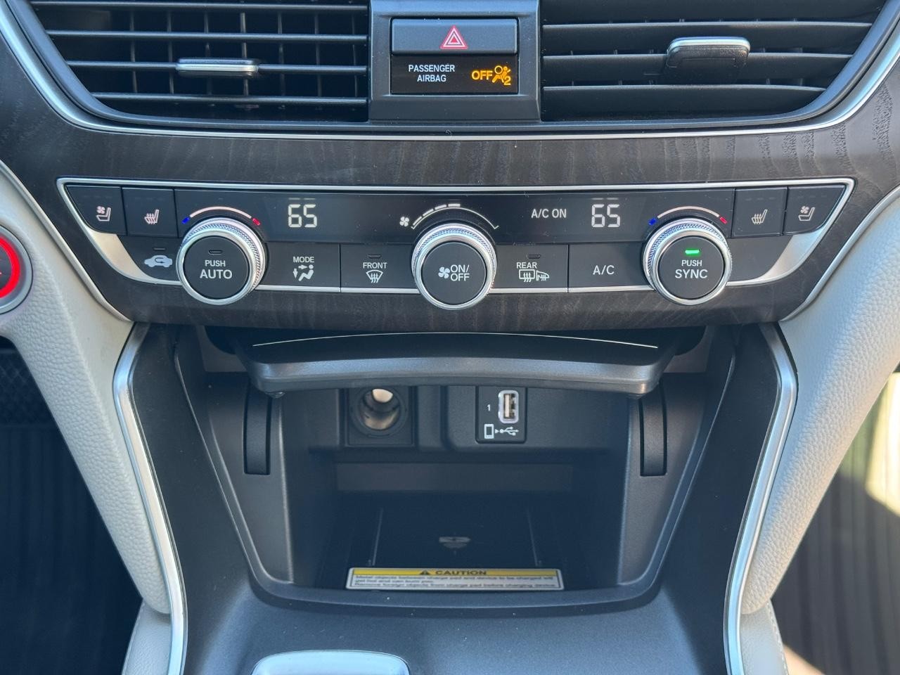 Honda Accord Sedan Vehicle Full-screen Gallery Image 14