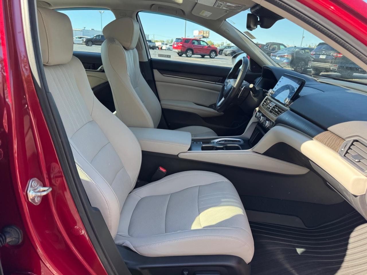 Honda Accord Sedan Vehicle Full-screen Gallery Image 17