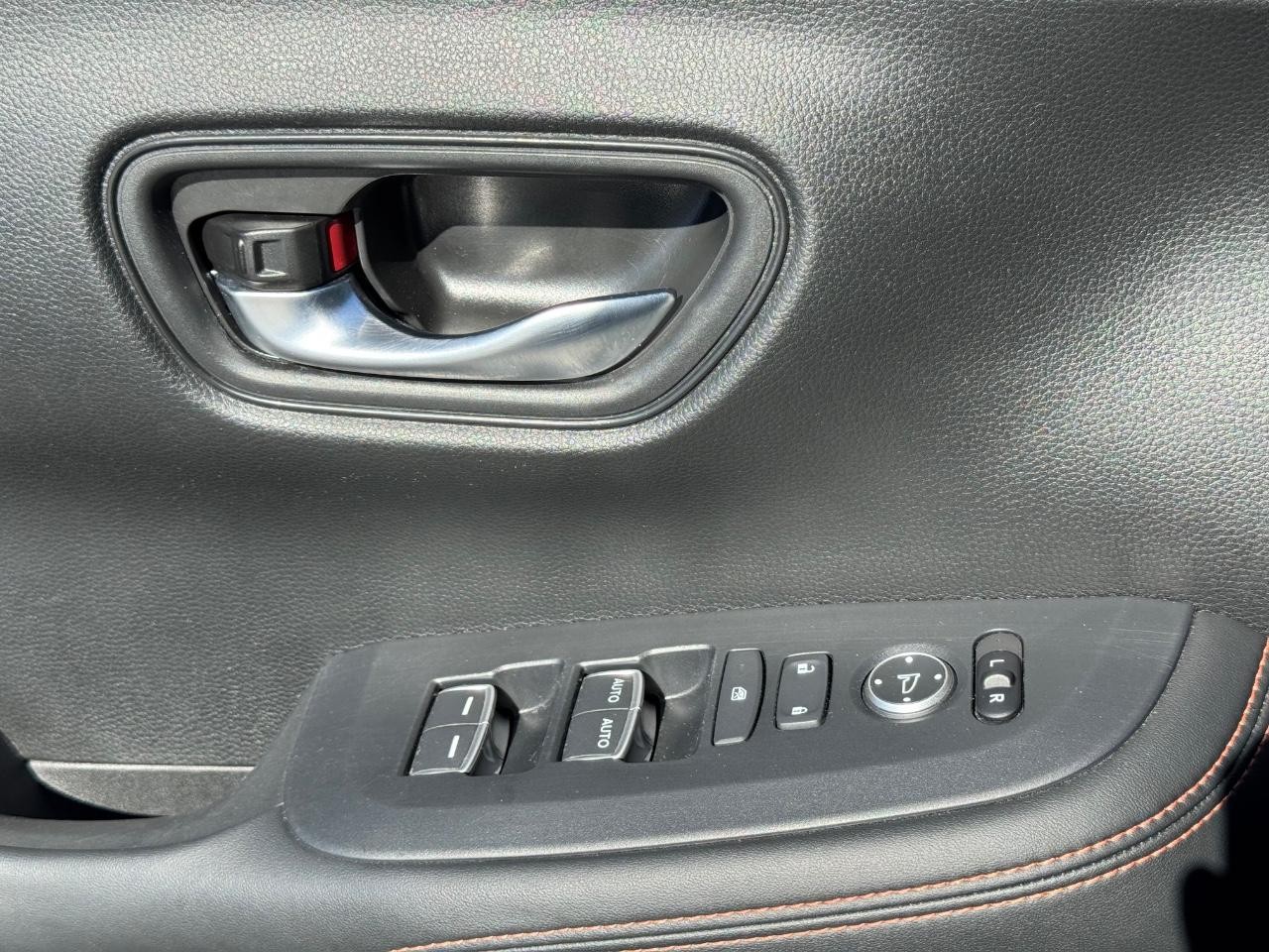 Honda HR-V Vehicle Full-screen Gallery Image 24