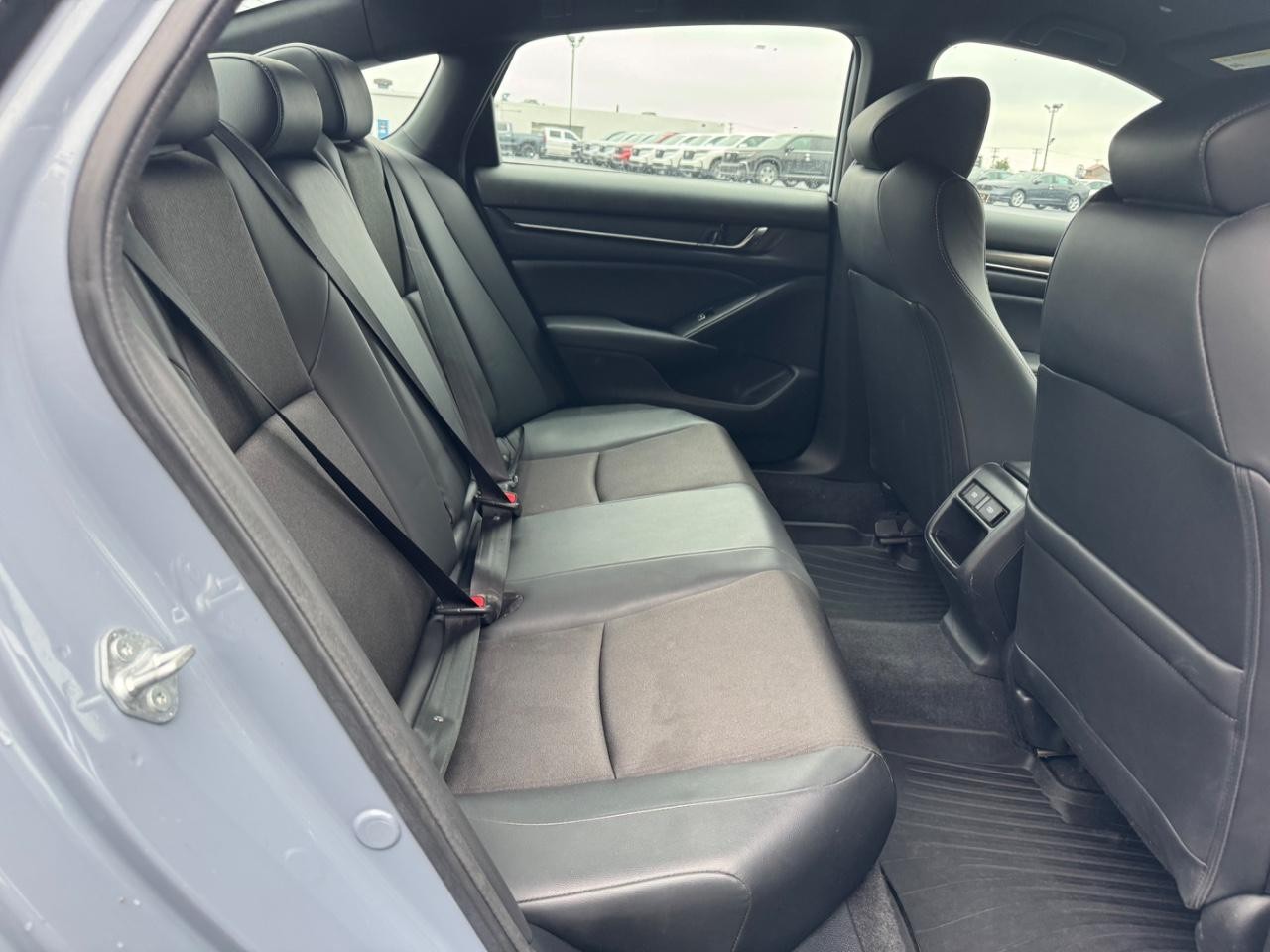 Honda Accord Sedan Vehicle Full-screen Gallery Image 10