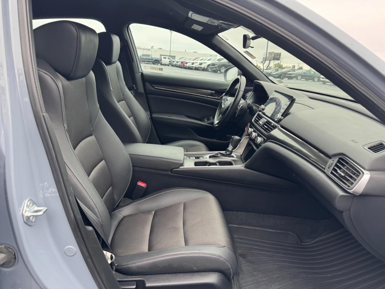 Honda Accord Sedan Vehicle Full-screen Gallery Image 17